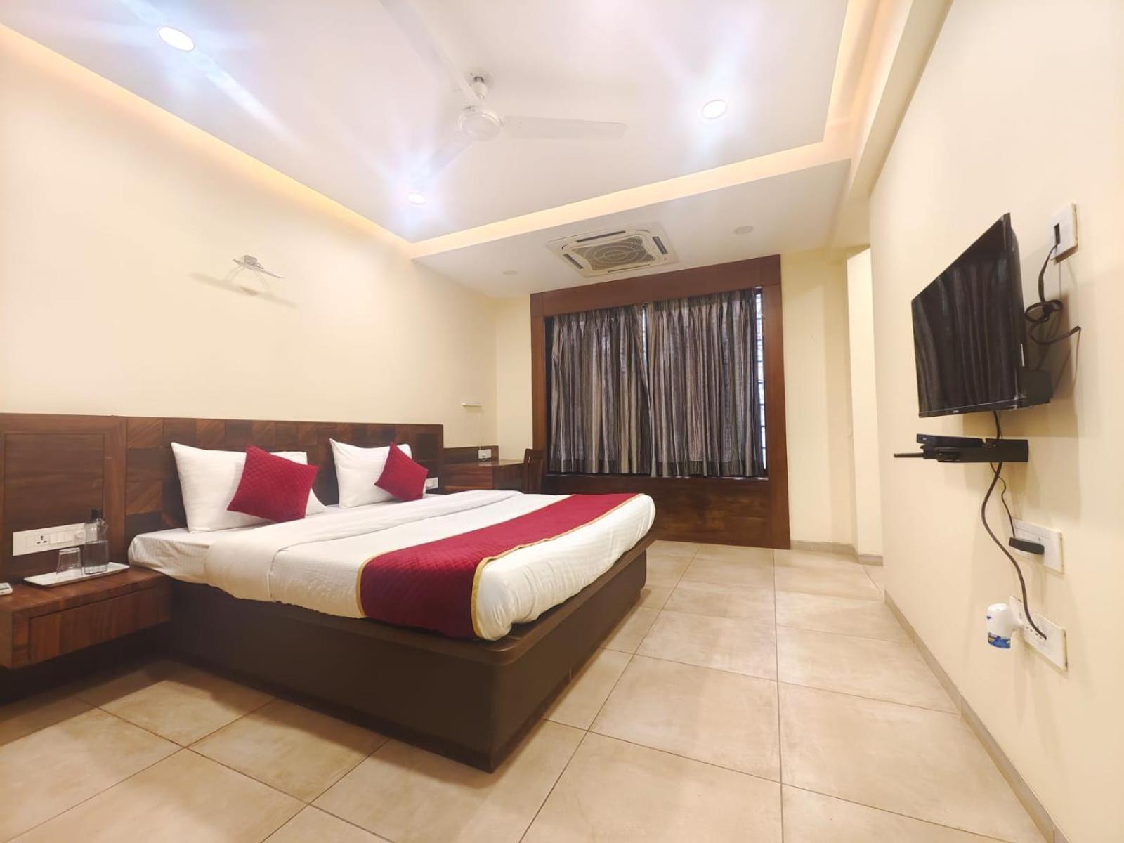 Sun Solitaire Pune Extérieur photo