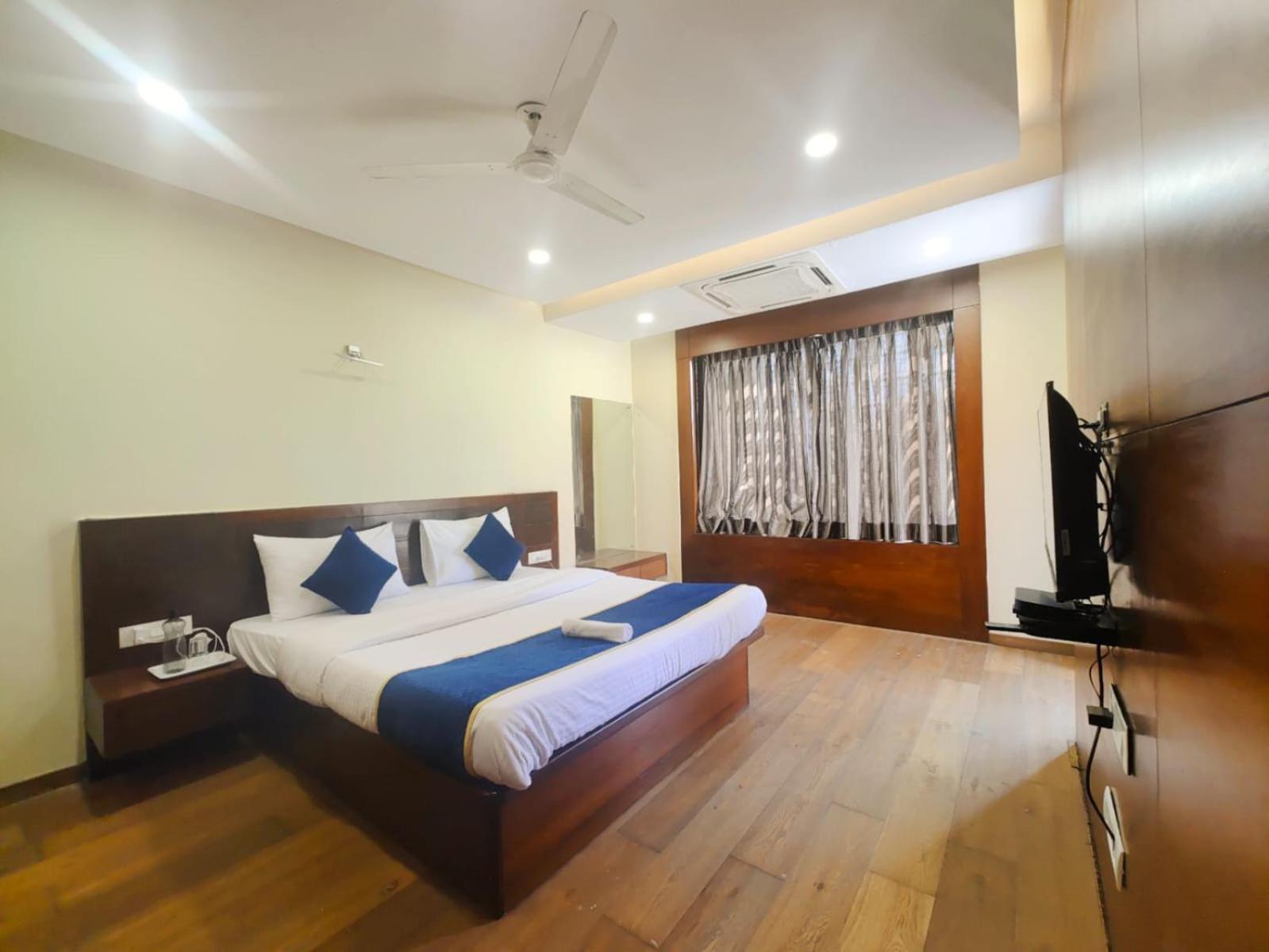 Sun Solitaire Pune Extérieur photo
